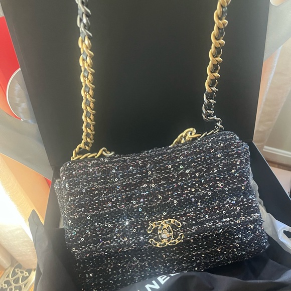 CHANEL 
Tweed Sequin Quilted Large Chanel 19 Flap Black Multicolor. Dust bag - Picture 6 of 6
